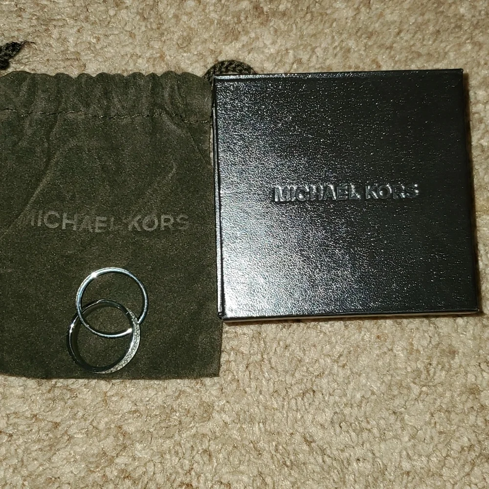 MKors double ring comes with pouch and bg size 8 - Picture 4 of 11